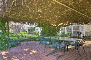 Walk to Main St Action! Spacious Historic Retreat Guest house, Fredericksburg