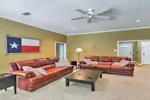 Cozy Home with Patio and Fireplace Guest house, College Station