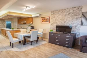 Delfin Apartman, Sarvar