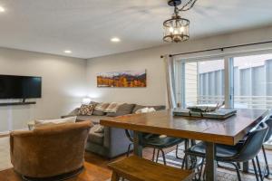 Updated Townhome Near Main Street, 10 Mi to Breck! Guest house, Frisco