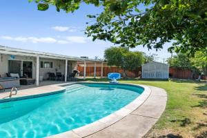 Indio Home with Heated Pool 2 Mi to Coachella! Guest house, Indio