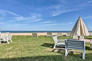 Virginia Beach Studio with Balcony and Pool View!, Virginia Beach