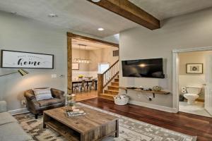 Updated Home, Walk to Lucas Oil! Guest house, Indianapolis