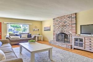 Oceanside Home with Yard - Walk to Beach and Pier Guest house, Oceanside
