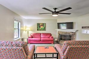 Charming Townhouse about 3 Mi to FSU!, Tallahassee