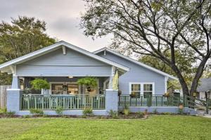 Bearadise Bungalow about 2 Mi to Magnolia Market! Guest house, Waco