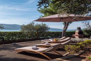 Luxury Villa on the Beach with sunny Garden, Parking, Seget Vranjica