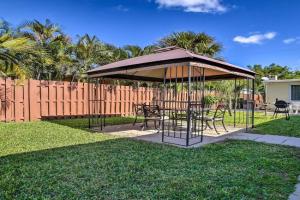 Ideally Located Abode with Gazebo in! Guest house, Pompano Beach