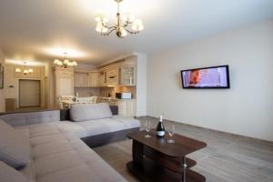 Nikira apartment 75 Obolonskaya naberezhnaya, Kiev