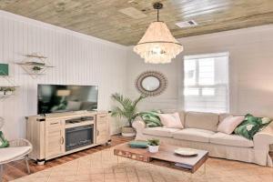 Near Beach and Strand Bright Cottage in, Galveston