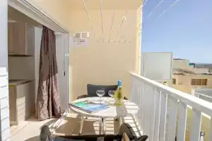 Summer Breeze Comfort Sunny Apartments close to the sandy beaches - by Getawaysmalta, Mellieha