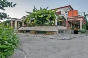 Apartments and rooms with parking space, Paklenica - 18034, Starigrad