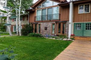 Texas Townhouse by Realty, Vail