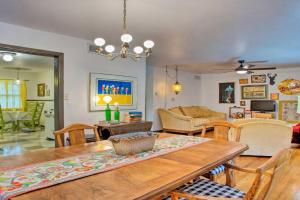 Pet-Friendly River District Gem 5 Mi to Stockyards Guest house, Fort Worth