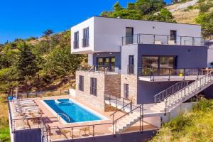 Villa Mia with private pool, Whirlpool, gym, sauna, seaviews, Mimice