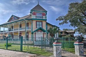 1 Mi to Beach Group-Friendly Home! Guest house, Galveston