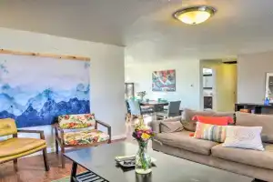 Vibrant ABQ Adobe Den Mtn Views, Walk to Park! Guest house, Albuquerque
