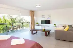 Lucile - Coralli Beachfront Apartment, Protaras