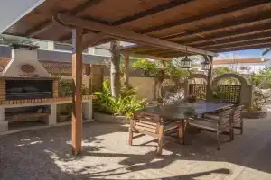 Casa adosada con piscina comunitaria Solo familias no grupos de jovenes, Salou