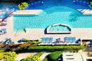 Gorgeous condo, 2 bedrooms, 2 baths, with pool, minutes to Beach, Clearwater