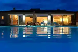 Sunlit Pool House, Korinthos