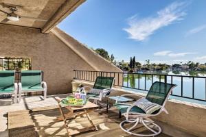 4 Mi to ASU Lake-View Condo with Patio, Pool Access Apartments, Tempe