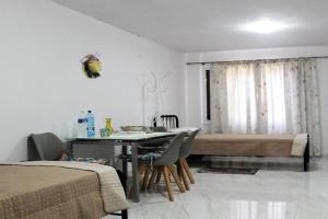 Sissy Apartments by the sea, Nikiana