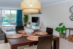 Beautiful Apartment Steps Away from the Beach, Sunny Isles Beach