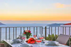 Gökyüzü Suit Apart, Kas