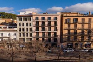 Modern Central Apartment Building, Girona