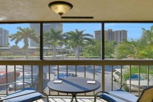 Inland condo with pool and steps to beach/food/shops Guest house, Marco