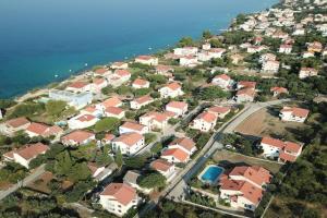 Villa Clara in with Pool, Donje Petrcane