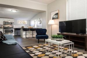 Louisville Dream House 4BR 2BA by CozySuites, Louisville