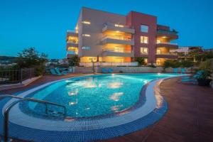 Luxury Apartment Black&White with Pool, Trogir