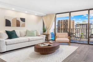 10Fl Remodeled, Walk to Waikiki Beach with Wi-Fi & Parking Apartments, Honolulu