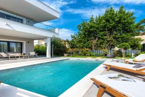 Villa Auni Grey - Heated Pool - Rooftop - Seaview - Beach, Kastel Stari