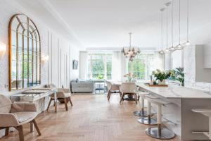 Jogailos Residence peaceful Old Town luxury 3 bdr, 2 bthr, FREE GARAGE, top-speed WIFI Apartments, Vilnius