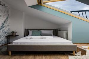 Different Apartments, Nis