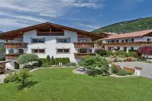 Perlhof Apartments, Scena