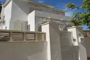 Casa MYA con terreno privado y parking compartido - a 800m de Playa Poniente, Cala de Finestrat