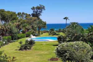 Spacious Beachfront Town House in with Fully Equipped Kitchen, Pools, Garden, Sea View, Estepona