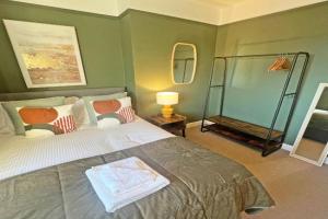 Recently Refurbished 3 Bedroom Home with Parking - Perfect for Longstays - Sleeps 8, Chester
