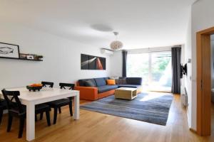 BLOCK APARTMENT PARK with private garage parking, Zagreb