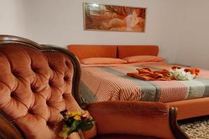 WOW HOME - 175 mq - posteggio privato - davanti porto traghetti - fino a 10 posti letto Apartments, Genoa