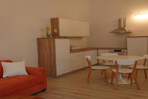Irena Apartments, Cerzo