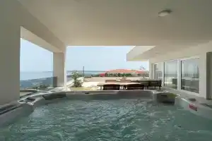 Exclusive 2 Bedroom Seafront Suite with jacuzzi, Zavala