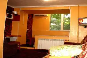 Nebolshaya studiya, pr. Tsentralnyy, 148, 1etazh-9etazhnogo doma, WI-FI, 2 divana i 2 kresla Apartments, Mykolaiv
