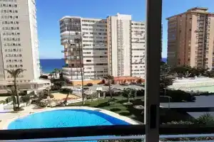Apartamento mediterraneo, muy centrico, en Plaza Triangular, soleado, con jardines y piscina y la playa enfrente andando, con parking exterior comunitario, Benidorm