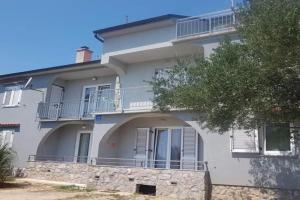 Sabljak Apartments, Cornicchia
