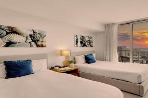 Amenities BALCONY w Stunning Views-Beachfront Guest house, Hollywood